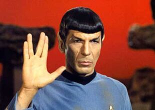 Capitaine Spock faisant le salut vulcain